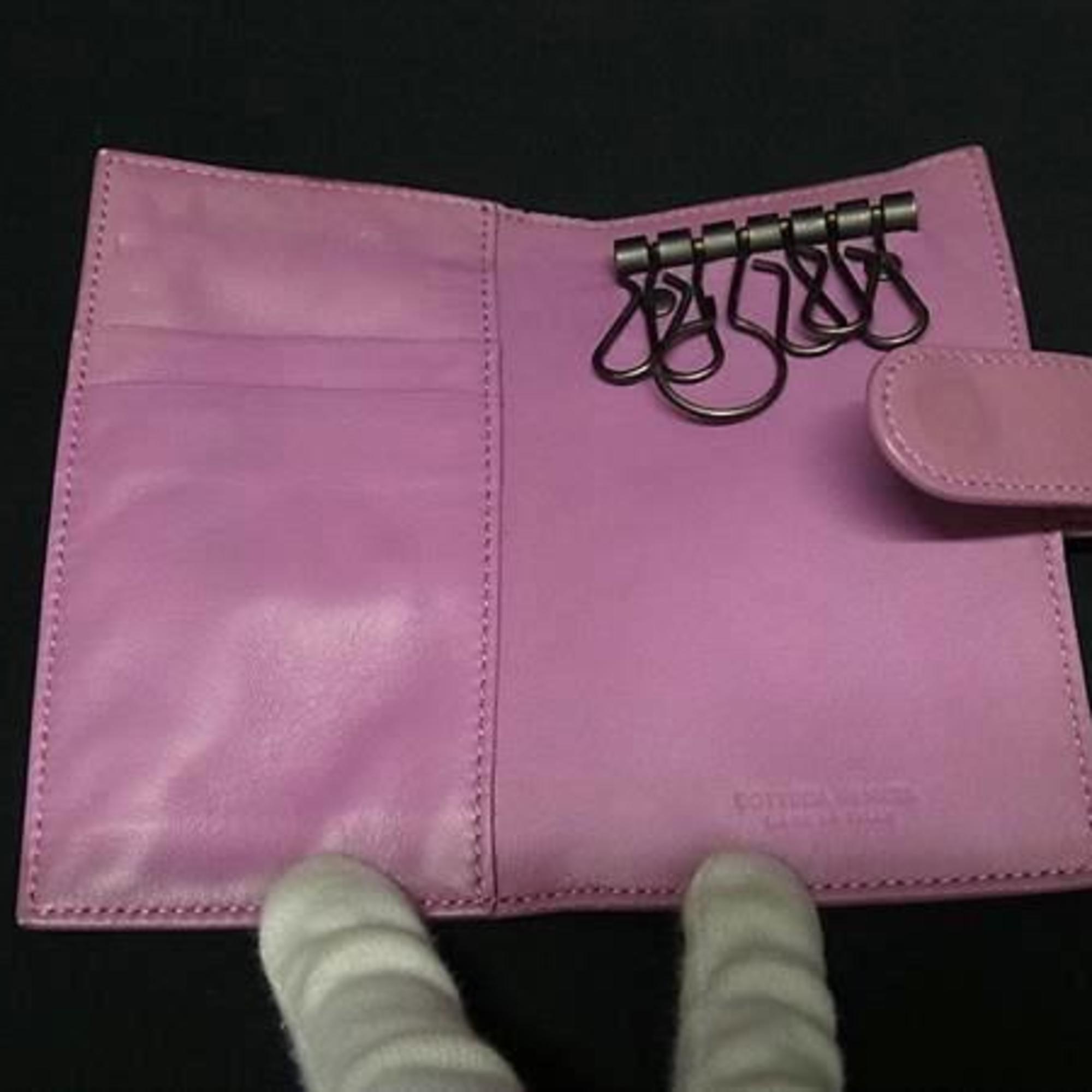 BOTTEGA VENETA 6-ring key case in pink-purple leather with intrecciato detailing.
